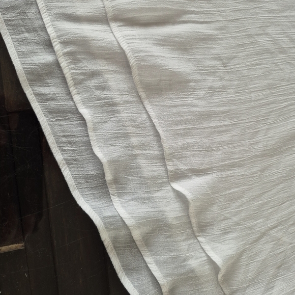 White Relaxed  Sleevless Blouse - Picture 4 of 6